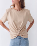 Camiseta con nudo y hombreras – vista frontal