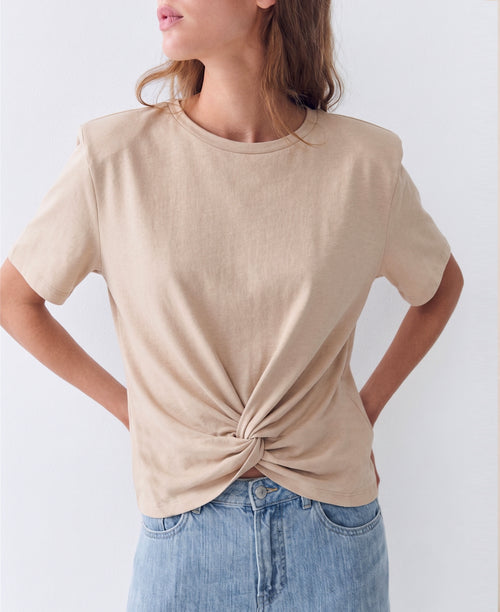 Camiseta con nudo y hombreras – vista frontal