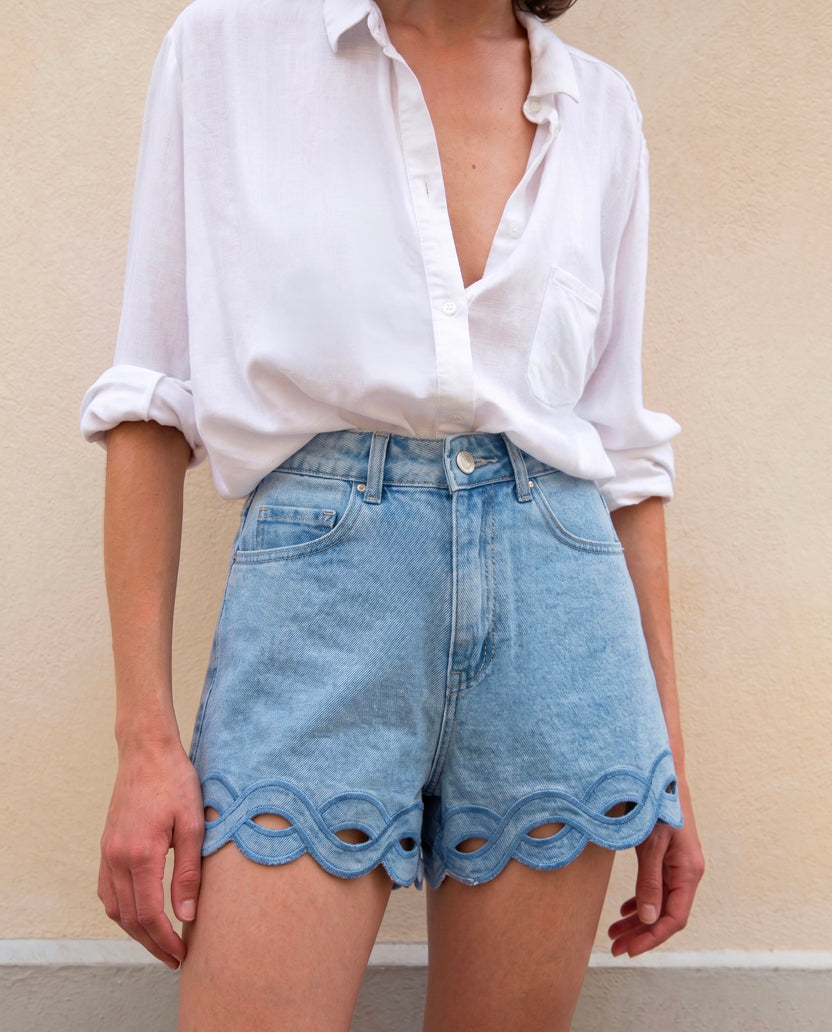 Vaqueros de algodón, shorts cortos ideales para este verano. Mujer moda casual.